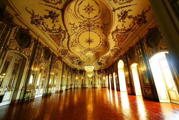 Queluz Palace hal met kroonluchters