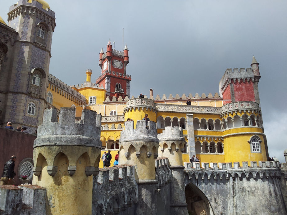 Bontgekleurd kasteel bij Sintra