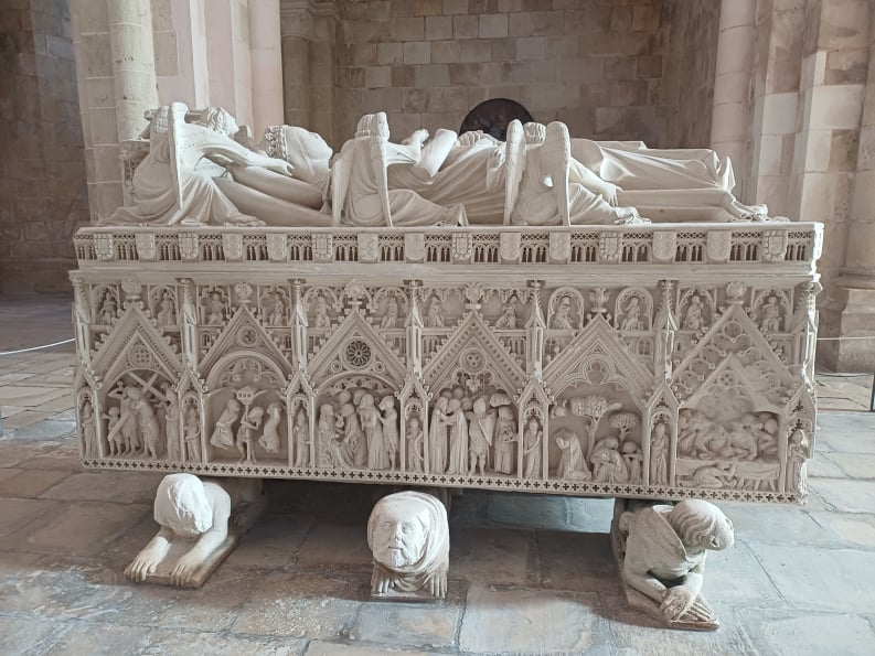 Tombe van Inês de Castro in Alcobaça klooster met detail
